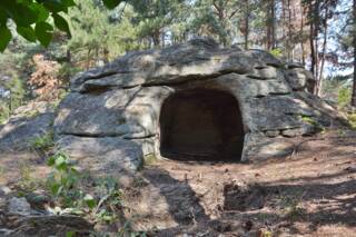 Скална гробница и долмен в м. Авджика