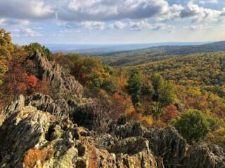Черните скали природна забележителност село Орешник